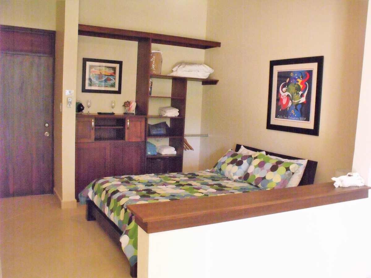 Habitación de apartamento con cama doble y arte en la pared
