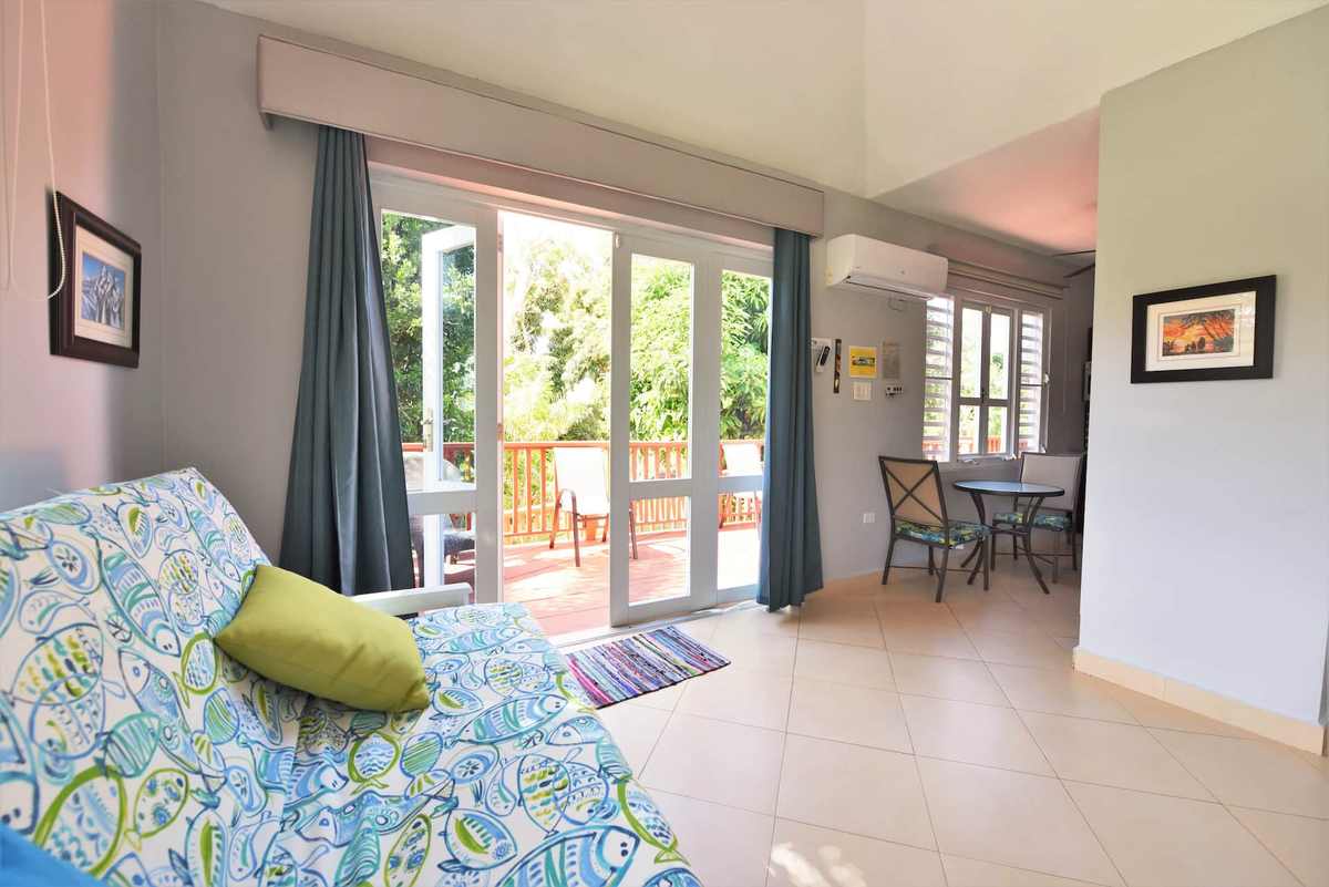 Habitación con puertas que abren al jardín