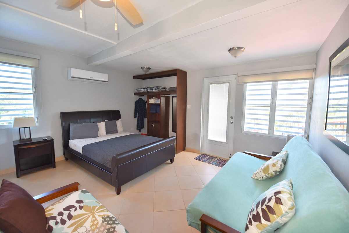 Habitación principal con persianas de plantación