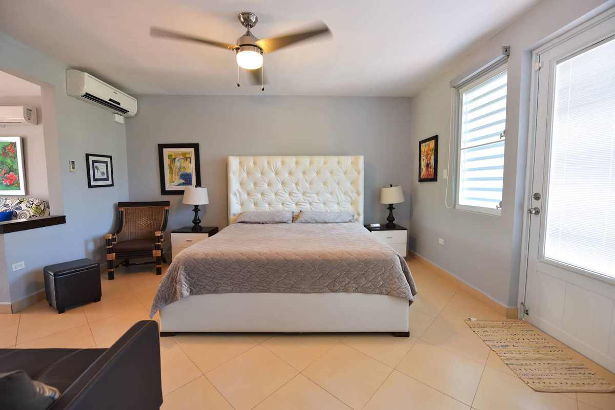 Suite con cama king tapizada