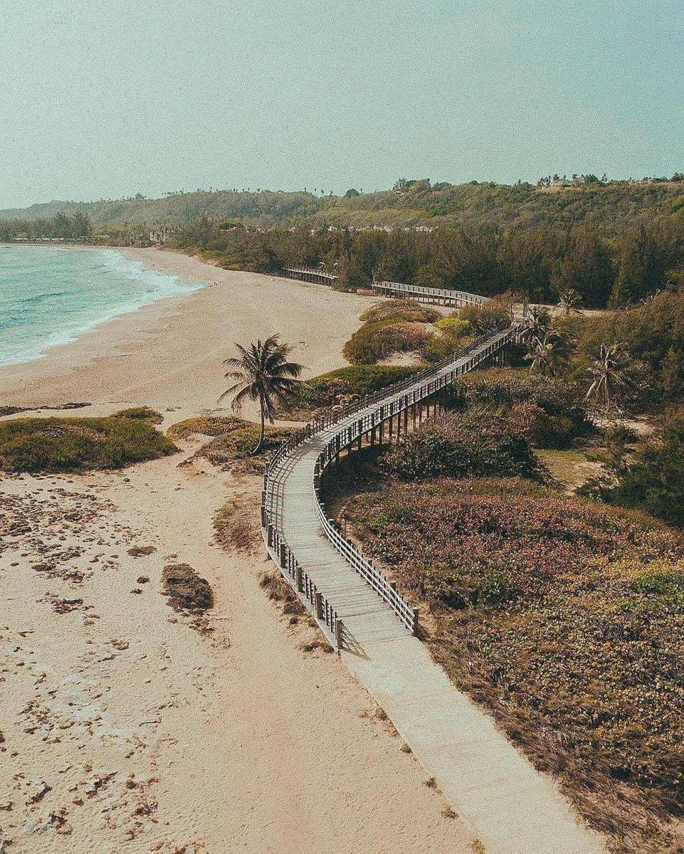 La costa noroeste cercana con paseo de madera sobre las dunas
