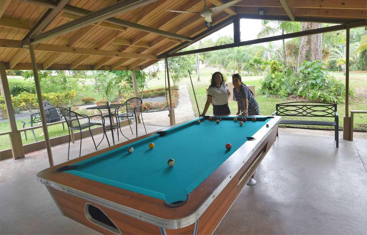 Sala de juegos al aire libre con mesa de billar