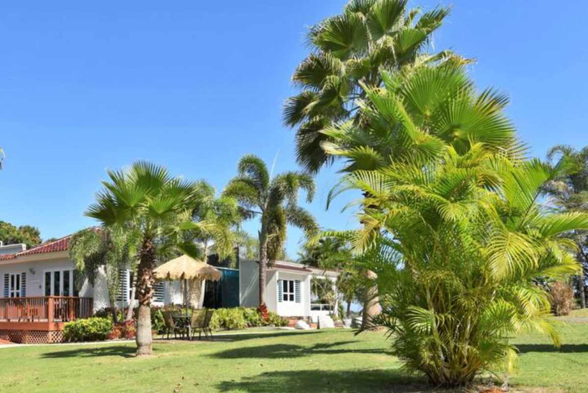 Los céspedes y las villas de huéspedes de la hacienda