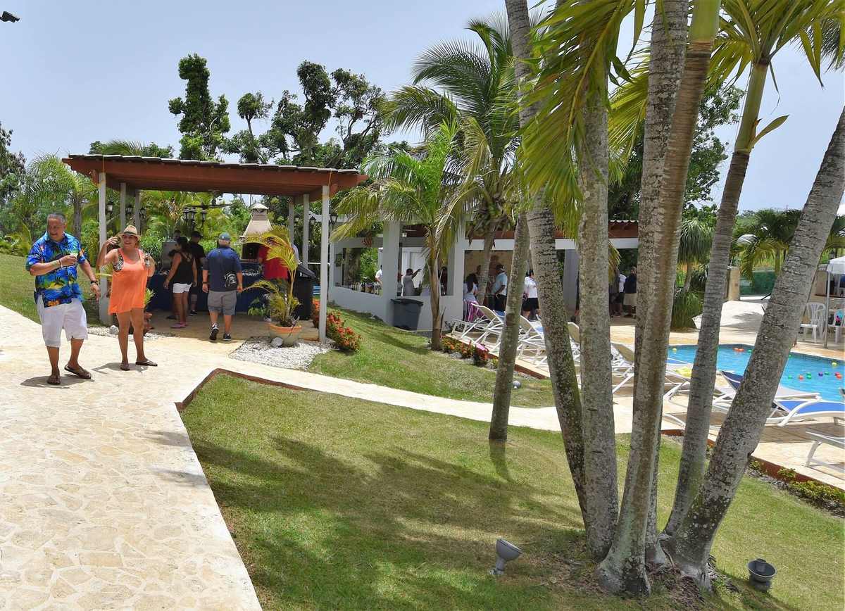 Pabellón junto a la piscina con mesas para cenar al aire libre